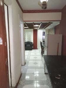 um corredor com uma cozinha e uma sala de estar em Manial El roda no Cairo