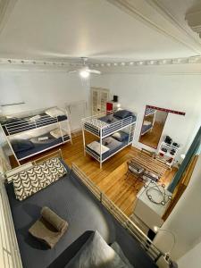 um quarto amplo com 2 beliches em Rostelbem Guesthouse Lisbon em Lisboa