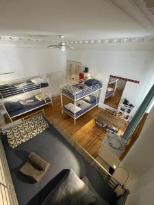 リスボンにあるRostelbem Guesthouse Lisbonの広い客室で、二段ベッド2組が備わります。
