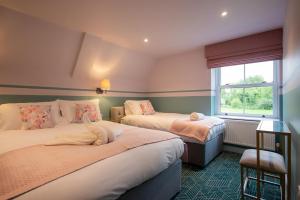 Breckland Thatched Cottage tesisinde bir odada yatak veya yataklar
