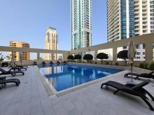 Bazen u ili blizu objekta NR JBR Walk/Beach- Lovely Studio