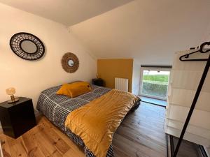 een slaapkamer met een bed en een klok aan de muur bij Le Ker Maclow in Saint-Malo