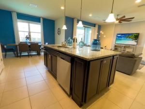 Köök või kööginurk majutusasutuses Beautiful Brand New 5 Bed With Pool And Spa 2481 Villa