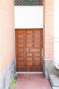 una puerta de madera en el lateral de un edificio en Terrazza Marina, en Torre di Montalto