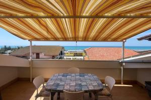 einen Tisch auf einem Balkon mit Meerblick in der Unterkunft Terrazza Marina in Torre di Montalto