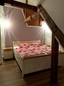 Habighorst的住宿－Ferienwohnung Wassermühle Habighorst，一间卧室,床上有粉红色的鲜花