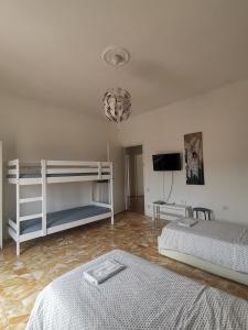 - une chambre avec 2 lits superposés et une télévision dans l'établissement Malpensata, à Bergame