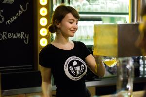 une femme fait un verre dans un bar dans l'établissement The Circus Hostel, à Berlin
