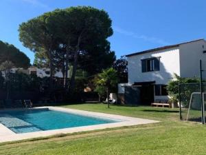 una casa con piscina in un cortile di Casa exclusiva, jardín y piscina privada a Calella de Palafrugell