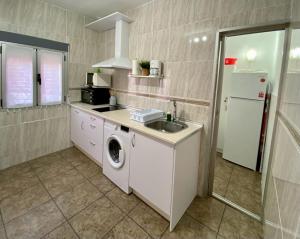 una cocina con fregadero y lavadora en Alma del Tajo VUT, en Villamanrique de Tajo 26 fotos más