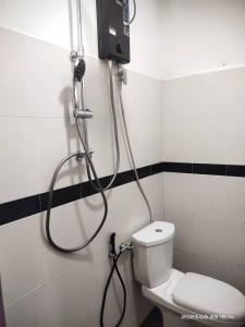 La salle de bains est pourvue d'une douche et de toilettes. dans l'établissement Bulat Cottage, à Pantai Cenang