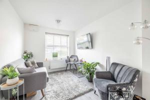 Χώρος καθιστικού στο Stylish 3-Bed House in Langley, Driveway Parking!