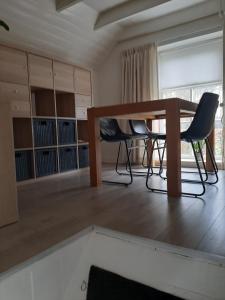 een woonkamer met een tafel en 2 stoelen bij Klein Eikelenkamp in Wilp