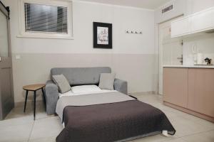 een kleine slaapkamer met een bed en een keuken bij Platan Apartments-2 bedrooms-3 min Main Squer in Krakau