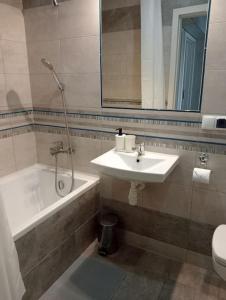 y baño con lavabo, bañera y ducha. en Apartament Queen, en Malbork 29 fotos más