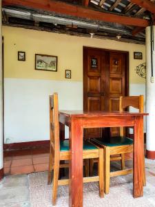 萊昂的住宿－Casa de Los Berrios，房屋前的一张木桌和椅子