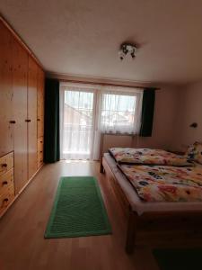 1 Schlafzimmer mit 2 Betten und einem Fenster in der Unterkunft Ferienwohnung Pohl in Bach