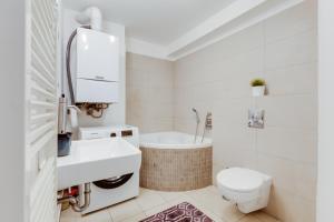 Kúpeľňa v ubytovaní Spacious stylish attic in the heart of the center - Karlovo