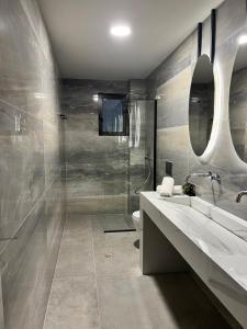 een badkamer met een toilet, een wastafel en een douche bij Al Mare Villas in Kiotari