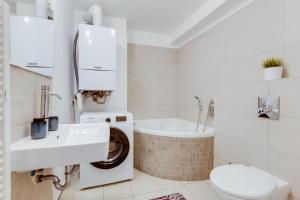 Kúpeľňa v ubytovaní Spacious stylish attic in the heart of the center - Karlovo