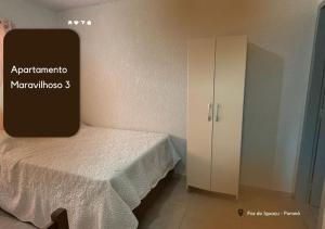 - une chambre avec un lit et une armoire blanche dans l'établissement APARTAMENTO MARAVILHOSO 3, à Foz do Iguaçu