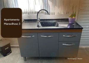 - une cuisine avec un évier et un comptoir dans l'établissement APARTAMENTO MARAVILHOSO 3, à Foz do Iguaçu