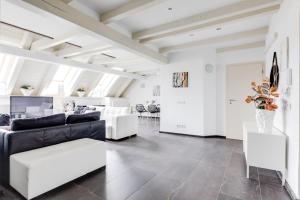 Posedenie v ubytovaní Spacious stylish attic in the heart of the center - Karlovo