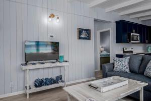 ein Wohnzimmer mit einem Sofa und einem Tisch in der Unterkunft Anchor Haven Ocean Views in Oak Island