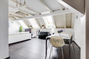 Posedenie v ubytovaní Spacious stylish attic in the heart of the center - Karlovo