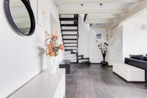 Posedenie v ubytovaní Spacious stylish attic in the heart of the center - Karlovo