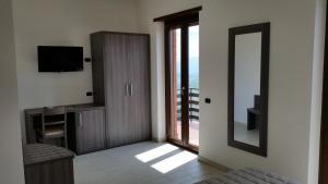 a room with a television and a door with a mirror at Belsito in Serrone