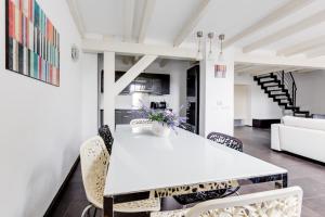Posedenie v ubytovaní Spacious stylish attic in the heart of the center - Karlovo