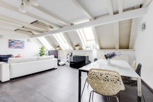 Posedenie v ubytovaní Spacious stylish attic in the heart of the center - Karlovo