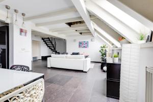 Posedenie v ubytovaní Spacious stylish attic in the heart of the center - Karlovo