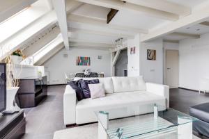 Posedenie v ubytovaní Spacious stylish attic in the heart of the center - Karlovo