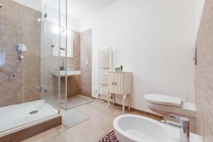Kúpeľňa v ubytovaní Spacious stylish attic in the heart of the center - Karlovo + 34 fotografií