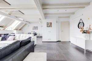 Posedenie v ubytovaní Spacious stylish attic in the heart of the center - Karlovo