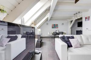 Posedenie v ubytovaní Spacious stylish attic in the heart of the center - Karlovo