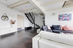 Posedenie v ubytovaní Spacious stylish attic in the heart of the center - Karlovo