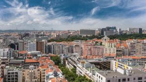 vista su una città con molti edifici di Sheraton Lisboa Hotel & Spa a Lisbona