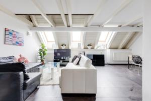 Posedenie v ubytovaní Spacious stylish attic in the heart of the center - Karlovo