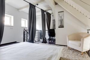 Posteľ alebo postele v izbe v ubytovaní Spacious stylish attic in the heart of the center - Karlovo