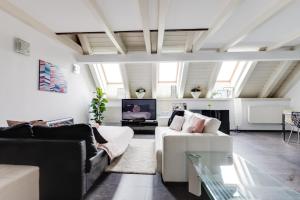 Posedenie v ubytovaní Spacious stylish attic in the heart of the center - Karlovo