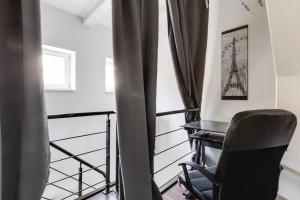 Posedenie v ubytovaní Spacious stylish attic in the heart of the center - Karlovo