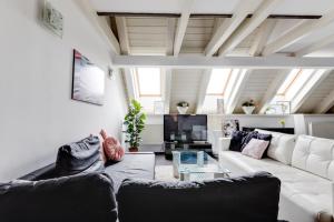 Posedenie v ubytovaní Spacious stylish attic in the heart of the center - Karlovo