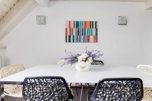 Posedenie v ubytovaní Spacious stylish attic in the heart of the center - Karlovo
