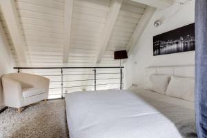 Posteľ alebo postele v izbe v ubytovaní Spacious stylish attic in the heart of the center - Karlovo