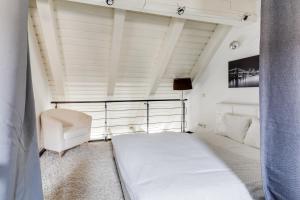 Posteľ alebo postele v izbe v ubytovaní Spacious stylish attic in the heart of the center - Karlovo