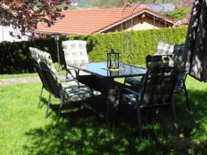 a black table and chairs in the grass at Ferienwohnungen Hauner in Viechtach
