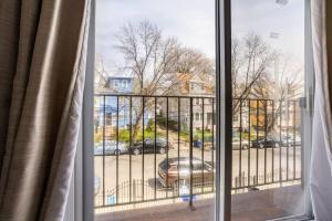une fenêtre avec vue sur un parking dans l'établissement Daphy Ruby Stays, à Newark